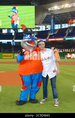 MIAMI, FL - SEPTEMBER 07: So denken Sie, Sie können Tanz Gewinner Ricky Ubeda wirft die erste Seillänge gegen die Atlanta Braves im Marlins Park am 7. September 2014 in Miami, Florida. Personen: Ricky Ubeda Kredit: Storms Media Group/Alamy Live News Stockfoto
