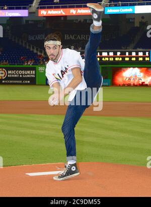MIAMI, FL - SEPTEMBER 07: So denken Sie, Sie können Tanz Gewinner Ricky Ubeda wirft die erste Seillänge gegen die Atlanta Braves im Marlins Park am 7. September 2014 in Miami, Florida. Personen: Ricky Ubeda Kredit: Storms Media Group/Alamy Live News Stockfoto