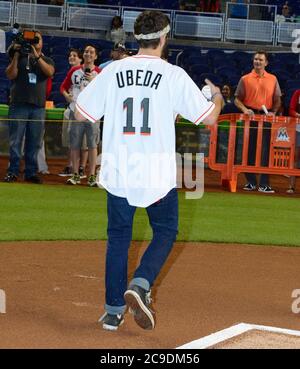 MIAMI, FL - SEPTEMBER 07: So denken Sie, Sie können Tanz Gewinner Ricky Ubeda wirft die erste Seillänge gegen die Atlanta Braves im Marlins Park am 7. September 2014 in Miami, Florida. Personen: Ricky Ubeda Kredit: Storms Media Group/Alamy Live News Stockfoto