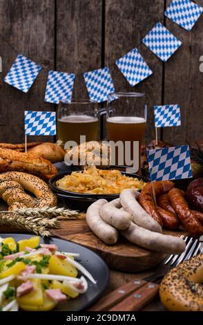 Oktoberfestgerichte mit Bier, Brezel und Wurst Stockfoto