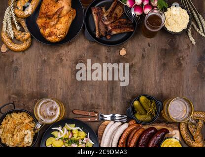 Oktoberfestgerichte mit Bier, Brezel und Wurst Stockfoto