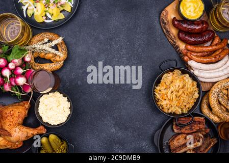 Oktoberfestgerichte mit Bier, Brezel und Wurst Stockfoto