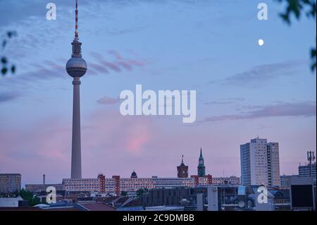 Berlin, Deutschland. Juli 2020. Der Fernsehturm und der Mond runden das Bild mit dem farbigen Abendhimmel über Berlin ab. Quelle: Annette Riedl/dpa/Alamy Live News Stockfoto