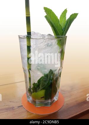 Cocktail namens Mojito auf Holzfläche in Steigung zurück Stockfoto