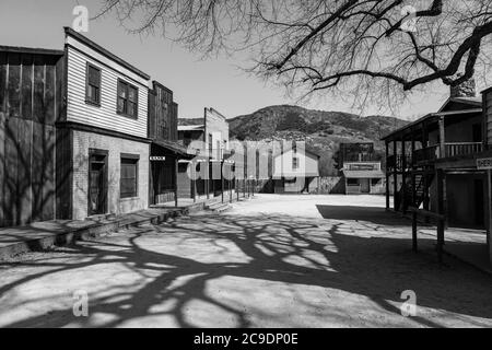 Schwarz-Weiß-Ansicht der historischen westlichen Filmstadt im Besitz von US National Park Service auf Paramount Ranch in der Santa Monica Mountains Recreation Area Stockfoto