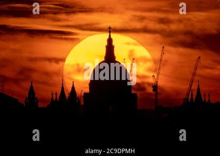 London, Großbritannien. Juli 2020. UK Wetter: Dramatischer Sonnenuntergang hinter St. Paul's Cathedral, da die Hitzewelle der Stadt anhält und die Temperaturen am Freitag 33 Grad erreichen werden. Kredit: Guy Corbishley/Alamy Live Nachrichten Stockfoto