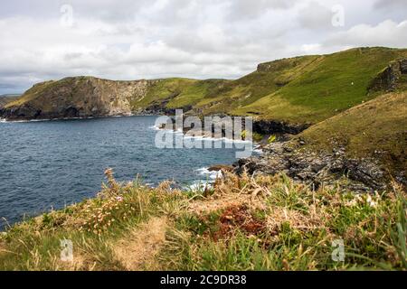 Tintagel - schöne Aussicht auf das Meer und die Berge in Nord Cornwall Stockfoto