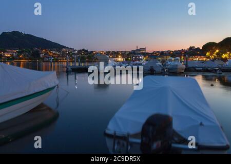 Lake Iseo bei Sonnenuntergang. Boote im Vordergrund. Stockfoto