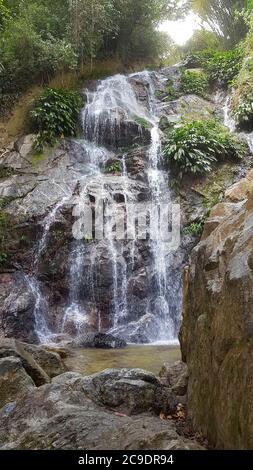 Wasserfall in der Nähe eines kleinen Dorfes namens Minca in Kolumbien Stockfoto