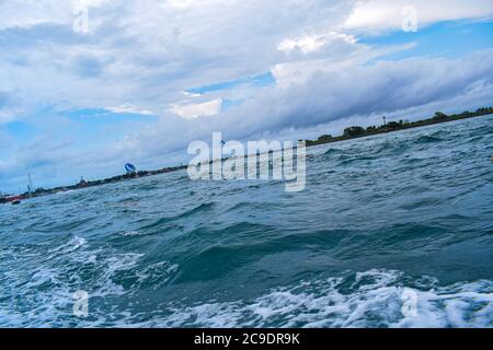 Schnellboot auf dem Weg vom Strand von Bali sanur nach Nusa Penida in Bali Indonesien, Schnellbootfahrt vom Strand von Sanur nach nusa penida, Indonesien, Nusa Penid Stockfoto