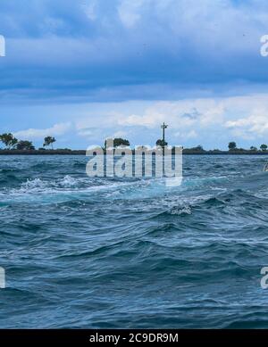 Schnellboot auf dem Weg vom Strand von Bali sanur nach Nusa Penida in Bali Indonesien, Schnellbootfahrt vom Strand von Sanur nach nusa penida, Indonesien, Nusa Penid Stockfoto