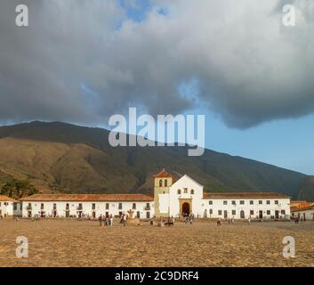 Eindruck von Villa de Leyva, einer Kolonialstadt in Kolumbien am Abend Stockfoto