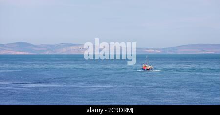 Panoramablick auf die Küste von Hummer Fischerboot am Meer vor Portland in Dorset, Großbritannien am 22. Juli 2020 Stockfoto