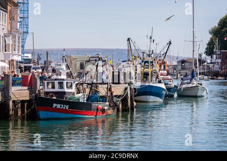 Sammlung von bunten Fischerbooten, die am 22. Juli 2020 im Hafen von Weymouth, Dorset, Großbritannien, festgemacht wurden Stockfoto