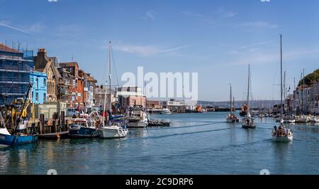 Am 22. Juli 2020 segeln drei Yachten aus dem Hafen von Weymouyh in Dorset, Großbritannien Stockfoto