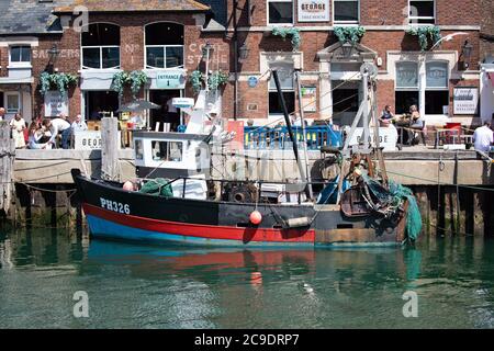 Kleiner Fischertrawler, der am 22. Juli 2020 im Hafen von Weymouth, Dorset, Großbritannien, festgemacht hat Stockfoto