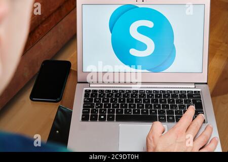 Skype wird für Geschäftstreffen auf Laptop von man verwendet. Ein illustratives redaktionelles Bild. San Francisco, USA, Juni 2020. Stockfoto