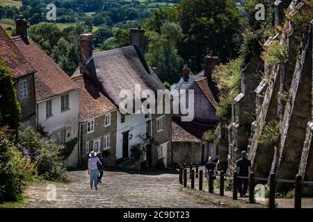 Blick auf den berühmten gepflasterten Gold Hill in Shaftesbury, Dorset, Großbritannien am 30. Juli 2020 Stockfoto