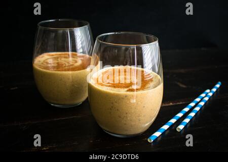 Gesunde Chia Lebkuchen Smoothie: Lebkuchen Cookie aromatisierten Smoothies mit Papier Strohhalme Stockfoto