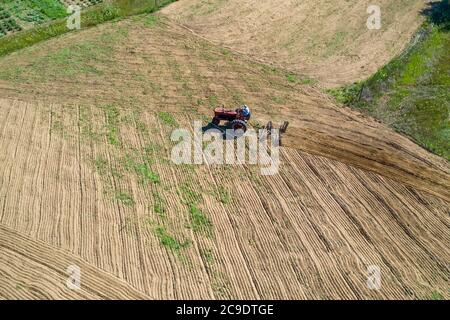 Otsego, Michigan - EIN 90-jähriger Landwirt fährt einen Farmall Model M Traktor und legt ein Feld auf einer kleinen Farm im Westen von Michigan ab. International Harvester Stockfoto