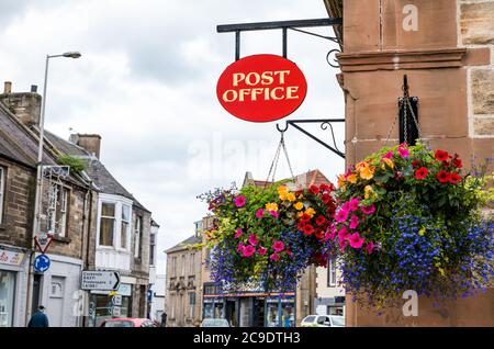 Blumenkörbe von Blooming Belters mit Post Office Schild, Tranent, East Lothian, Schottland, UK Stockfoto