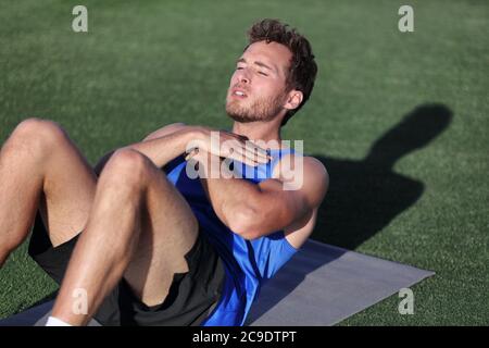 Fit Mann Training im Fitness-Studio tun Situp Crunches auf Trainingsmatte. Bodyweight Boden Übungen. Gesunder und sportlicher Lebensstil. Man tut Gewichtsverlust Stockfoto