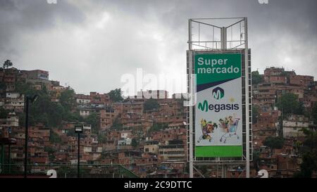 30. Juli 2020, Venezuela, Caracas: Zeichen des neuen iranischen Supermarktes 'Megasis' nach seiner Eröffnung. Es ist der erste iranische Supermarkt in Venezuela, wo Mitte Juni ein Schiff mit iranischem Essen eingetroffen war. Aufgrund des Mangels an Devisen kann Venezuela kaum Lebensmittel, Medikamente und alltägliche Notwendigkeiten importieren. Die Importe werden durch die US-Sanktionen gegen die Regierung von Präsident Maduro erschwert. "Der Iran, wie auch jedes Land der Welt, hat ein Recht auf Freihandel", sagte der iranische Botschafter in Caracas, Soltani, bei der Eröffnung. Teheran hatte vor kurzem fünf Tanker voller Benzin zum Ehrw Stockfoto