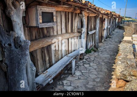 Holzhäuser, in denen früher Salz in den Salinen von Rio Maior in Portugal gehalten wurde. Stockfoto