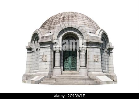 Kuppelförmiges Steinmausoleum mit christlichen Symbolen und schmiedeeisernem Tor, isoliert auf weißem Hintergrund Stockfoto