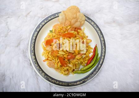 Draufsicht auf Bhel puri Dish, ein beliebter indischer Street Snack Chat, serviert mit Papdi Chaat und grün würzigen kühlen. Bhel aus aufgeblasenen Reis, gehackte Toma Stockfoto