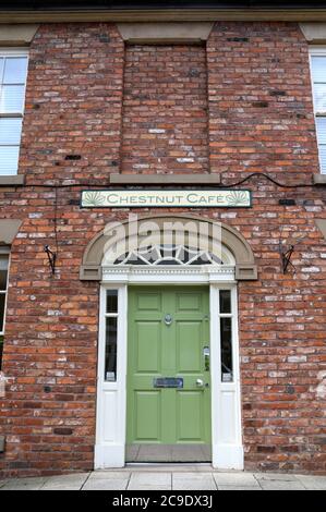 Chestnut Cafe an der High Street in Tarporley in Cheshire Stockfoto