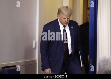Washington, Usa. Juli 2020. US-Präsident Donald Trump kommt zu einer Pressekonferenz im Weißen Haus in Washington am 30. Juli 2020. Foto von Yuri Gripas/UPI Kredit: UPI/Alamy Live News Stockfoto