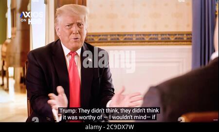 Washington, District of Columbia, USA. Juli 2020. Ein Videoclip von Präsident DONALD TRUMP, der von JONATHAN SWAN auf „Axios on HBO“ interviewt wird. Während des Segments gab Trump zu, dass er nie die Frage aufgeworfen hat, dass Russland während eines Telefonanrufs mit Putin die Taliban-Kopfgelder für das Leben der Amerikaner zahlt. Kredit: Brian Cahn/ZUMA Wire/Alamy Live Nachrichten Stockfoto