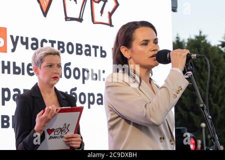 Minsk, Weißrussland - 30. Juli 2020: Swetlana Tichanowskaja, die wichtigste Oppositionskandidatin für die bevorstehenden Präsidentschaftswahlen in Belarus, hält eine Rede bei ihrer Wahlkampfkundgebung in Minsk. Stockfoto