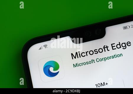 Stone / Großbritannien - Juli 30 2020: Microsoft Edge App auf der Ecke des Mobiltelefons gesehen. Stockfoto