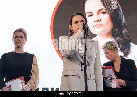 Minsk, Weißrussland - 30. Juli 2020: Swetlana Tichanowskaja, die wichtigste Oppositionskandidatin für die bevorstehenden Präsidentschaftswahlen in Belarus, hält eine Rede bei ihrer Wahlkampfkundgebung in Minsk. Stockfoto