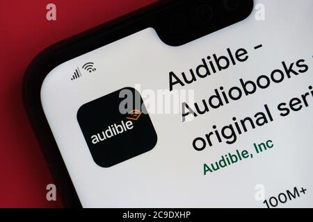 Stone / Großbritannien - Juli 30 2020: Audible App auf der Ecke des Mobiltelefons gesehen. Stockfoto