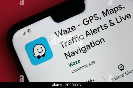 Stone / Großbritannien - Juli 30 2020: Waze App auf der Ecke des Mobiltelefons gesehen. Stockfoto