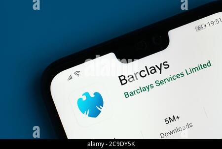 Stone / Großbritannien - Juli 30 2020: Barclays App auf der Ecke des Mobiltelefons gesehen. Stockfoto