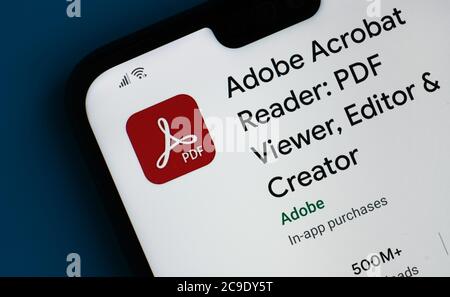 Stone / Großbritannien - Juli 30 2020: Adobe Acrobat Reader App auf der Ecke des Mobiltelefons gesehen. Stockfoto