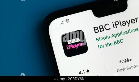 Stone / Großbritannien - Juli 30 2020: BBC iPlayer App auf der Ecke des Mobiltelefons gesehen. Stockfoto