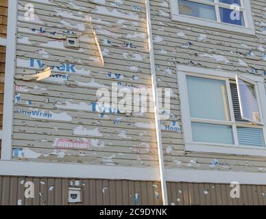 Viele werden die Versicherung auf ihre Eigentumswohnungen nach großen Hagelschäden in NE Calgary am 13. Juni 2020. Stockfoto