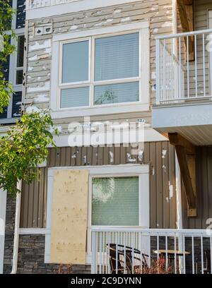 Viele werden die Versicherung auf ihre Eigentumswohnungen nach großen Hagelschäden in NE Calgary am 13. Juni 2020. Stockfoto