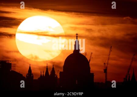 London, Großbritannien. Juli 2020. UK Wetter: Dramatischer Sonnenuntergang hinter St. Paul's Cathedral, da die Hitzewelle der Stadt anhält und die Temperaturen am Freitag 33 Grad erreichen werden. Kredit: Guy Corbishley/Alamy Live Nachrichten Stockfoto