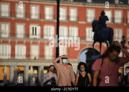 Madrid, Spanien. Juli 2020. Menschen, die an der Plaza Mayor entlang gehen und Gesichtsmasken tragen, als vorbeugende Maßnahme gegen die Ausbreitung des Coronavirus (COVID-19).Gesichtsmasken sind in allen öffentlichen Bereichen in Madrid obligatorisch, einschließlich Gehwegen, Cafés, auch wenn soziale Distanzierungsmaßnahmen eingehalten werden können. Quelle: Jorge Sanz/SOPA Images/ZUMA Wire/Alamy Live News Stockfoto