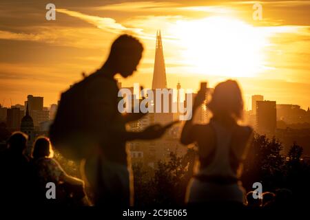 London, Großbritannien. Juli 2020. Wetter in Großbritannien: Dramatische Abendsonne über der Stadt vom Greenwich Park aus gesehen, während die Hitzewelle der Stadt anhält und die Temperaturen am Freitag 33C erreichen werden. Kredit: Guy Corbishley/Alamy Live Nachrichten Stockfoto