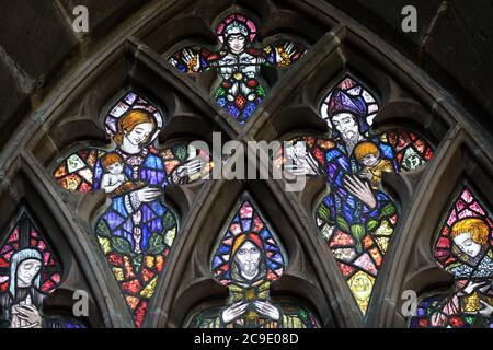 Detail der Harry Clarke Glasmalereien in der St. Marys Kirche in Nantwich im Auftrag von Arthur Knowles von Alvaston Hall Stockfoto