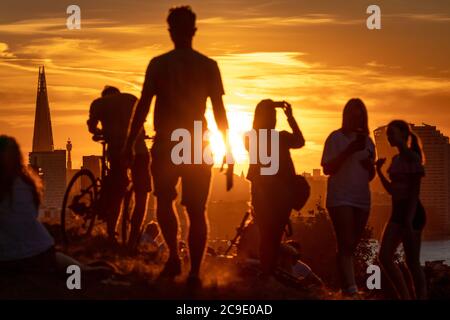 London, Großbritannien. Juli 2020. Wetter in Großbritannien: Dramatische Abendsonne über der Stadt vom Greenwich Park aus gesehen, während die Hitzewelle der Stadt anhält und die Temperaturen am Freitag 33C erreichen werden. Kredit: Guy Corbishley/Alamy Live Nachrichten Stockfoto