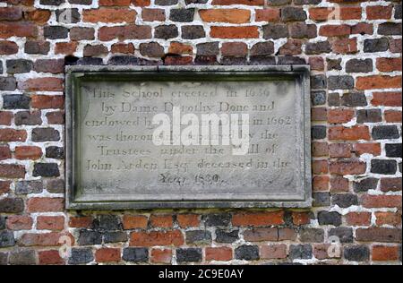 Historische Steintafel auf dem 17. Jahrhundert getan Erholungsraum in Tarporley Dorf in Cheshire Stockfoto