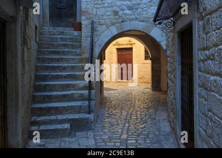 Eine schöne, mittelalterliche, gepflasterte Straße im historischen Zentrum von Trogir, Kroatien, ein UNESCO-Weltkulturerbe Stockfoto